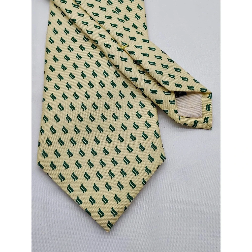 Vineyard Vines Collegiate School Mens Silk Tie Yellow Green Logo Pattern T093